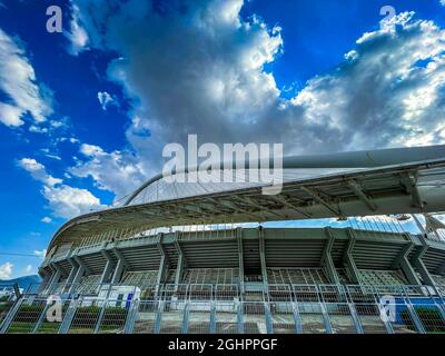 Ikonische Ansicht des Olympiastadions OAKA in Athen, Griechenland, entworfen von Santiago Calatrava mit wunderschönen Wolken und blauem Himmel Stockfoto