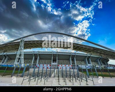 Ikonische Ansicht des Olympiastadions OAKA in Athen, Griechenland, entworfen von Santiago Calatrava mit wunderschönen Wolken und blauem Himmel Stockfoto