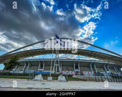 Ikonische Ansicht des Olympiastadions OAKA in Athen, Griechenland, entworfen von Santiago Calatrava mit wunderschönen Wolken und blauem Himmel Stockfoto