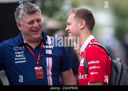 (L bis R): Otmar Szafnauer (USA) Sahara Force India F1 Chief Operatives Officer mit Sebastian Vettel (GER) Ferrari. 21.10.2017. Formel-1-Weltmeisterschaft, Rd 17, großer Preis der Vereinigten Staaten, Austin, Texas, USA, Qualifying Day. Bildnachweis sollte lauten: XPB/Press Association Images. Stockfoto