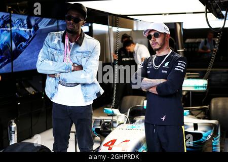 (L bis R): Usain Bolt (JAM) Athlet mit Lewis Hamilton (GBR) Mercedes AMG F1. 22.10.2017. Formel-1-Weltmeisterschaft, Rd 17, großer Preis der Vereinigten Staaten, Austin, Texas, USA, Wettkampftag. Bildnachweis sollte lauten: XPB/Press Association Images. Stockfoto