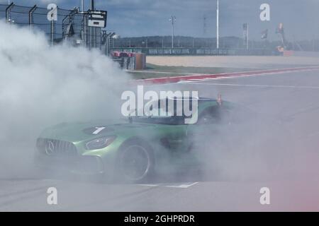 Usain Bolt (JAM) Athlet mit Lewis Hamilton (GBR) Mercedes AMG F1. 22.10.2017. Formel-1-Weltmeisterschaft, Rd 17, großer Preis der Vereinigten Staaten, Austin, Texas, USA, Wettkampftag. Bildnachweis sollte lauten: XPB/Press Association Images. Stockfoto