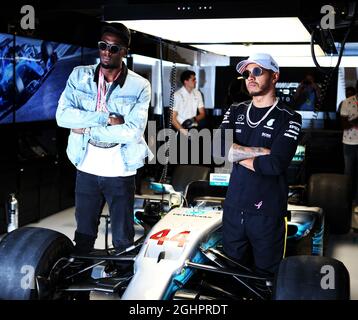 (L bis R): Usain Bolt (JAM) Athlet mit Lewis Hamilton (GBR) Mercedes AMG F1. 22.10.2017. Formel-1-Weltmeisterschaft, Rd 17, großer Preis der Vereinigten Staaten, Austin, Texas, USA, Wettkampftag. Bildnachweis sollte lauten: XPB/Press Association Images. Stockfoto