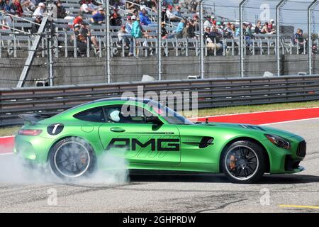 Usain Bolt (JAM) Athlet mit Lewis Hamilton (GBR) Mercedes AMG F1. 22.10.2017. Formel-1-Weltmeisterschaft, Rd 17, großer Preis der Vereinigten Staaten, Austin, Texas, USA, Wettkampftag. Bildnachweis sollte lauten: XPB/Press Association Images. Stockfoto