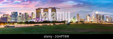 SINGAPUR, SINGAPUR - 2019. MÄRZ: Pulsierende Skyline von Singapur bei Nacht Stockfoto