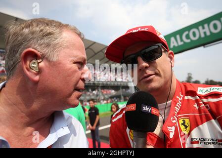 (L bis R): Martin Brundle (GBR) Sky Sports-Kommentator mit Kimi Räikkönen (FIN) Ferrari am Start. 29.10.2017. Formel-1-Weltmeisterschaft, Rd 18, Großer Preis Von Mexiko, Mexiko-Stadt, Mexiko, Wettkampftag. Bildnachweis sollte lauten: XPB/Press Association Images. Stockfoto