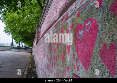 London, Vereinigtes Königreich - 30. Juli 2021: Die National Covid Memorial Wall auf der Southbank, bedeckt mit tausenden von handgezeichneten Herzen, in Erinnerung an alles li Stockfoto