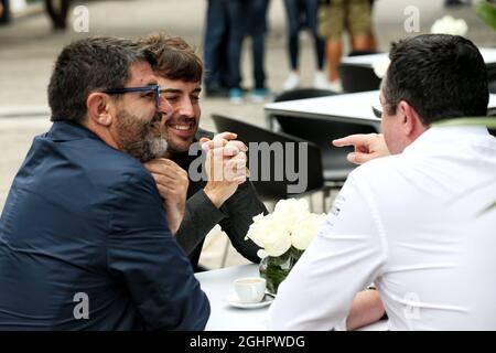 Fernando Alonso (ESP) McLaren mit Luis Garcia Abad (ESP) Driver Manager (links) und Eric Boullier (FRA) McLaren Racing Director (rechts). 11.11.2017. Formel-1-Weltmeisterschaft, Rd 19, Großer Preis Von Brasilien, Sao Paulo, Brasilien, Qualifizierender Tag. Bildnachweis sollte lauten: XPB/Press Association Images. Stockfoto