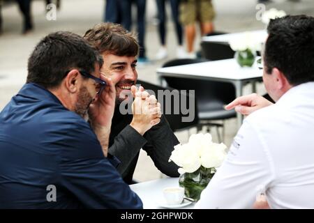 Fernando Alonso (ESP) McLaren mit Luis Garcia Abad (ESP) Driver Manager (links) und Eric Boullier (FRA) McLaren Racing Director (rechts). 11.11.2017. Formel-1-Weltmeisterschaft, Rd 19, Großer Preis Von Brasilien, Sao Paulo, Brasilien, Qualifizierender Tag. Bildnachweis sollte lauten: XPB/Press Association Images. Stockfoto