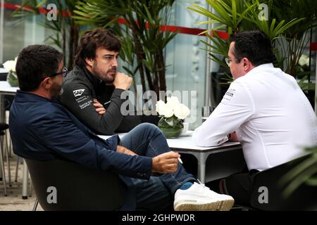 Fernando Alonso (ESP) McLaren mit Luis Garcia Abad (ESP) Driver Manager (links) und Eric Boullier (FRA) McLaren Racing Director (rechts). 11.11.2017. Formel-1-Weltmeisterschaft, Rd 19, Großer Preis Von Brasilien, Sao Paulo, Brasilien, Qualifizierender Tag. Bildnachweis sollte lauten: XPB/Press Association Images. Stockfoto