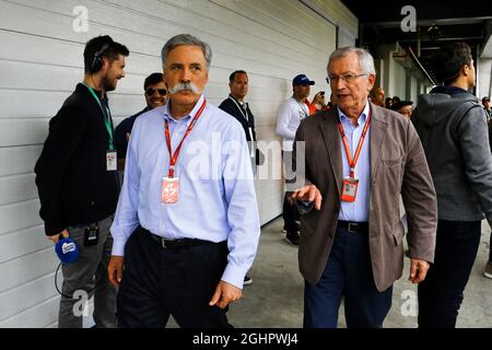 (L bis R): Chase Carey (USA) Vorsitzender der Formel-1-Gruppe bei Tamas Rohonyi, brasilianischer GP-Promotor. 11.11.2017. Formel-1-Weltmeisterschaft, Rd 19, Großer Preis Von Brasilien, Sao Paulo, Brasilien, Qualifizierender Tag. Bildnachweis sollte lauten: XPB/Press Association Images. Stockfoto