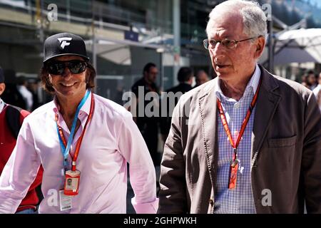 (L bis R): Emerson Fittipaldi (BRA) mit Tamas Rohonyi, dem brasilianischen Grand-Prix-Promotor. 12.11.2017. Formel-1-Weltmeisterschaft, Rd 19, Großer Preis Von Brasilien, Sao Paulo, Brasilien, Wettkampftag. Bildnachweis sollte lauten: XPB/Press Association Images. Stockfoto