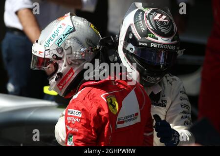 Rennsieger Sebastian Vettel (GER) Ferrari feiert im Parc Ferme mit dem zweitplatzierten Valtteri Bottas (FIN) Mercedes AMG F1. 12.11.2017. Formel-1-Weltmeisterschaft, Rd 19, Großer Preis Von Brasilien, Sao Paulo, Brasilien, Wettkampftag. Bildnachweis sollte lauten: XPB/Press Association Images. Stockfoto