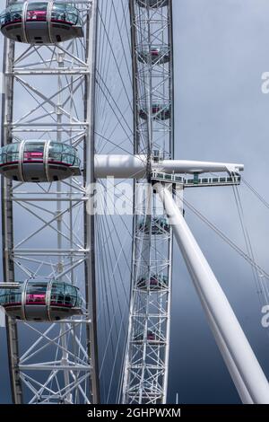 London, Vereinigtes Königreich - 30. Juli 2021: Das London Eye oder Millennium Wheel. Es liegt am Südufer der Themse in Westminster, London Stockfoto