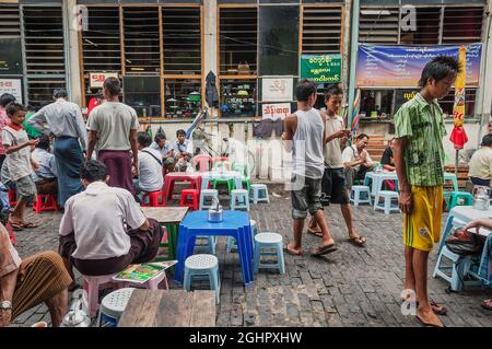 Tagsüber Straßenszene in der Innenstadt von yangon Stadt myanmar Stockfoto