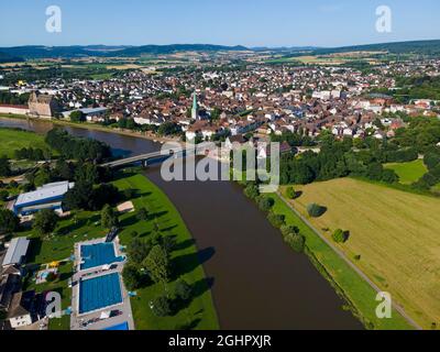 Drohnenaufnahme der Weser mit Freibad und Holzminden, Weserbergland, Niedersachsen, Deutschland Stockfoto