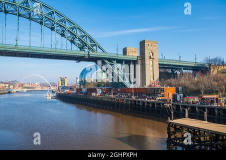 Newcastle, Vereinigtes Königreich -23. Februar 2019: Imbissstände in Gateshead, Newcastle Quayside an einem außergewöhnlich sonnigen Winternachmittag mit The Sage an Stockfoto