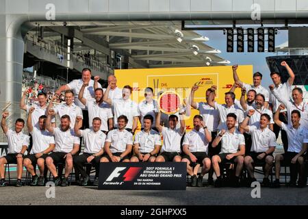 Mercedes AMG F1 feiert den Gewinn des schnellsten Boxenstopps von DHL. 26.11.2017. Formel-1-Weltmeisterschaft, Rd 20, Abu Dhabi Grand Prix, Yas Marina Circuit, Abu Dhabi, Race Day. Bildnachweis sollte lauten: XPB/Press Association Images. Stockfoto