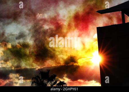 Die Sonne untergeht über der Strecke. 26.11.2017. Formel-1-Weltmeisterschaft, Rd 20, Abu Dhabi Grand Prix, Yas Marina Circuit, Abu Dhabi, Race Day. Bildnachweis sollte lauten: XPB/Press Association Images. Stockfoto