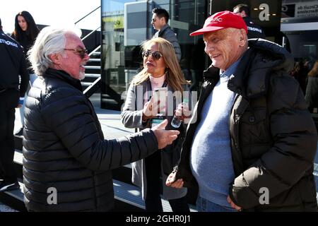 (L bis R): Keke Rosberg (FIN) mit Niki Lauda (AUT) Mercedes Non-Executive Chairman. 07.03.2018. Formel-1-Test, Tag Zwei, Barcelona, Spanien. Mittwoch. Bildnachweis sollte lauten: XPB/Press Association Images. Stockfoto