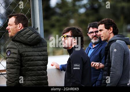 (L bis R): Alex Wurz (AUT) Williams Driver Mentor; Fernando Alonso (ESP) McLaren; Luis Garcia Abad (ESP) Driver Manager; und Pedro De La Rosa (ESP). 08.03.2018. Formel-1-Test, Tag Drei, Barcelona, Spanien. Donnerstag. Bildnachweis sollte lauten: XPB/Press Association Images. Stockfoto