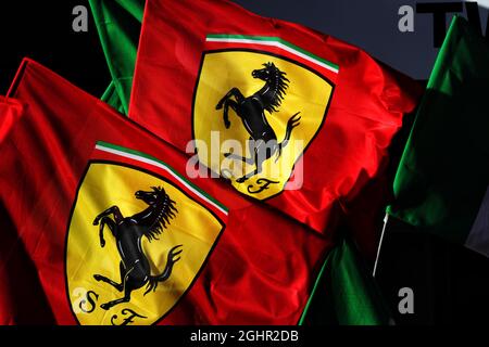 Ferrari Flaggen auf dem Podium. 25.03.2018. Formel-1-Weltmeisterschaft, Rd 1, Großer Preis Von Australien, Albert Park, Melbourne, Australien, Wettkampftag. Bildnachweis sollte lauten: XPB/Press Association Images. Stockfoto