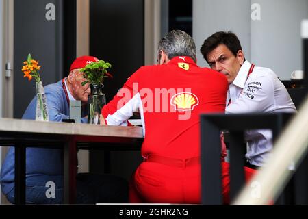 (L bis R): Niki Lauda (AUT) Mercedes Non-Executive Chairman mit Maurizio Arrivabene (ITA) Ferrari Teamchef und Toto Wolff (GER) Mercedes AMG F1 Aktionär und Executive Director. 06.04.2018. Formel-1-Weltmeisterschaft, Rd 2, Großer Preis Von Bahrain, Sakhir, Bahrain, Praxistag Bildnachweis sollte lauten: XPB/Press Association Images. Stockfoto