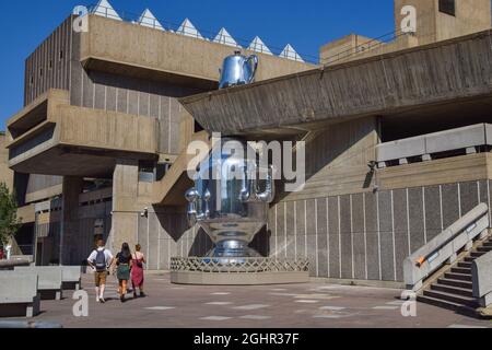 London, Großbritannien. September 2021. Samovar, eine großformatige Skulptur des Berliner Künstlerkollektivs Slavs and Tatars, wurde in der Hayward Gallery, Southbank, enthüllt. Die neue Arbeit "spiegelt die multikulturelle und koloniale Geschichte des Tees wieder" und verfügt über einen riesigen aufblasbaren Wasserkessel, eine Teekannen und ein Serviertablett. Die Arbeit wird bis zum 14. November 2021 ausgestellt. (Kredit: Vuk Valcic / Alamy Live News) Stockfoto