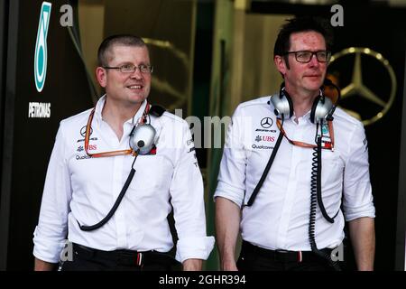 Andrew Shovlin (GBR) Mercedes AMG F1 Engineer (rechts). 07.04.2018. Formel-1-Weltmeisterschaft, Rd 2, Großer Preis Von Bahrain, Sakhir, Bahrain, Qualifizierender Tag. Bildnachweis sollte lauten: XPB/Press Association Images. Stockfoto