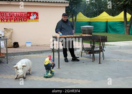 Street Food Cooking für die Feierlichkeiten zum Unabhängigkeitstag in Tiraspol Stockfoto