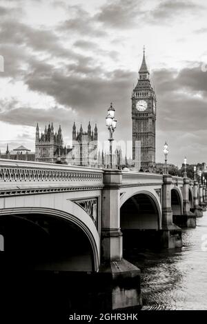 Blick über die Themse, Westminster Bridge, Palace of Westminster, Houses of Parliament, Big Ben, Schwarzweiß-Foto, bei Dämmerung, City of Westminster Stockfoto