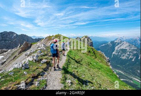 Bergsteiger wandern auf einem Bergrücken, Klettersteig Mittenwalder Höhenweg, Karwendelgebirge, Mittenwald, Bayern, Deutschland Stockfoto