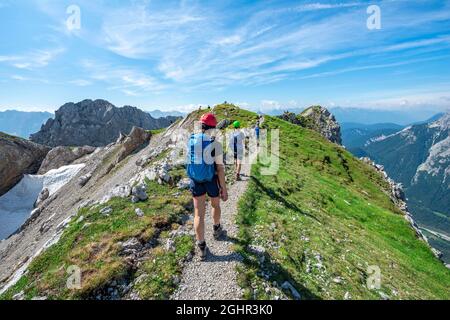 Bergsteiger wandern auf einem Bergrücken, Klettersteig Mittenwalder Höhenweg, Karwendelgebirge, Mittenwald, Bayern, Deutschland Stockfoto