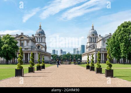 Old Royal Naval College, hintere Wolkenkratzer von Canary Wharf, Greenwich, London, Region London, England, Vereinigtes Königreich Stockfoto