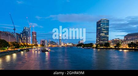 Blick von der Lambeth-Brücke, Wolkenkratzern an der Themse, Dämmerung, Bezirke von Millbank und Vauxhall, London, England, Großbritannien Stockfoto