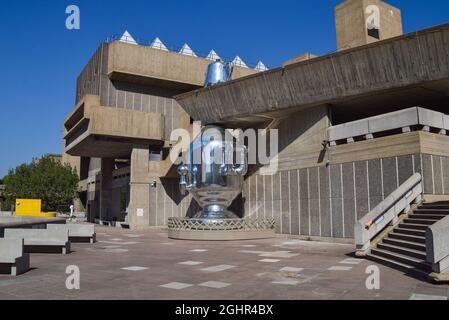 London, Großbritannien. September 2021. Samovar, eine großformatige Skulptur des Berliner Künstlerkollektivs Slavs and Tatars, wurde in der Hayward Gallery, Southbank, enthüllt. Die neue Arbeit "spiegelt die multikulturelle und koloniale Geschichte des Tees wieder" und verfügt über einen riesigen aufblasbaren Wasserkessel, eine Teekannen und ein Serviertablett. Die Arbeit wird bis zum 14. November 2021 ausgestellt. (Kredit: Vuk Valcic / Alamy Live News) Stockfoto