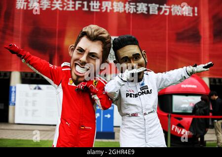 Sebastian Vettel (GER) Ferrari und Lewis Hamilton (GBR) Mercedes AMG F1-Karikaturen. 14.04.2018. Formel 1 Weltmeisterschaft, Rd 3, Großer Preis Von China, Shanghai, China, Qualifizierender Tag. Bildnachweis sollte lauten: XPB/Press Association Images. Stockfoto