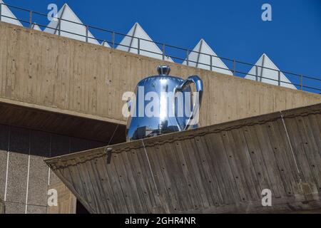 London, Großbritannien. September 2021. Samovar, eine großformatige Skulptur des Berliner Künstlerkollektivs Slavs and Tatars, wurde in der Hayward Gallery, Southbank, enthüllt. Die neue Arbeit "spiegelt die multikulturelle und koloniale Geschichte des Tees wieder" und verfügt über einen riesigen aufblasbaren Wasserkessel, eine Teekannen und ein Serviertablett. Die Arbeit wird bis zum 14. November 2021 ausgestellt. (Kredit: Vuk Valcic / Alamy Live News) Stockfoto