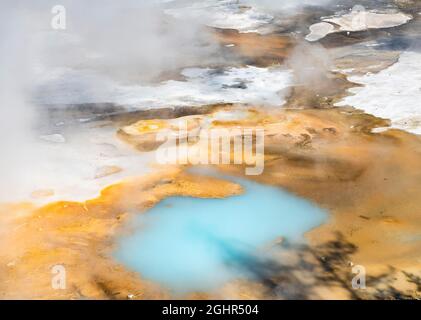 Abstrakte Details, heiße Quellen, farbenfrohe Mineralvorkommen im Porcelain Basin, Noris Geyser Basin, Yellowstone National Park, Wyoming, USA Stockfoto