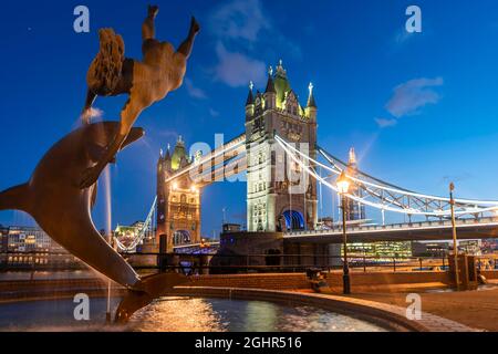 Beleuchtete Tower Bridge, Girl with a Dolphin, Statue in Fountain, Thames, London, England, Vereinigtes Königreich Stockfoto