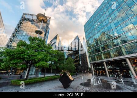 Moderne Wolkenkratzer, Mehr London Riverside, hinter dem Shard, im Abendlicht, London, England, Großbritannien Stockfoto