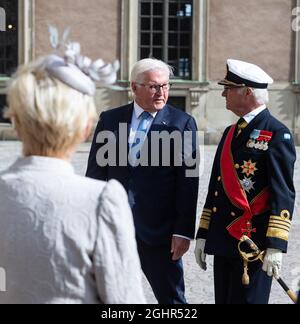 Stockholm, Schweden. September 2021. König Carl XVI. Gustaf von Schweden (r) überreicht die schwedische Delegation an Bundespräsident Frank-Walter Steinmeier im Königlichen Palast, nachdem er ihn mit militärischen Ehren empfangen hatte. Bundespräsident Steinmeier und seine Frau sind auf Einladung des schwedischen Königspaares zu einem dreitägigen Staatsbesuch in Schweden. Quelle: Bernd von Jutrczenka/dpa/Alamy Live News Stockfoto