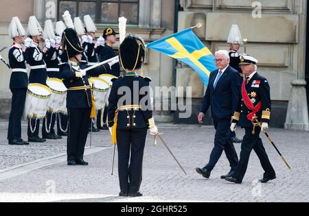 Stockholm, Schweden. September 2021. Bundespräsident Frank-Walter Steinmeier (l.) wird von König Carl XVI. Gustaf im Königspalast mit militärischen Ehren begrüßt. Präsident Steinmeier und seine Frau sind auf Einladung des schwedischen Königspaares zu einem dreitägigen Staatsbesuch in Schweden. Quelle: Bernd von Jutrczenka/dpa/Alamy Live News Stockfoto