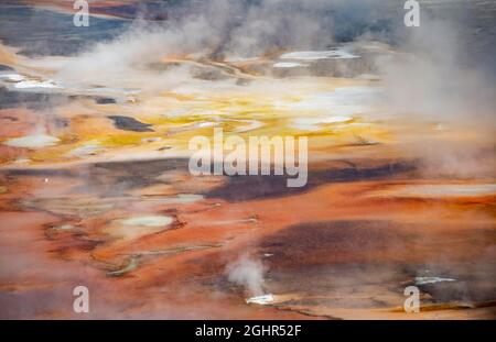Abstrakte Details, heiße Quellen, farbenfrohe Mineralvorkommen im Porcelain Basin, Noris Geyser Basin, Yellowstone National Park, Wyoming, USA Stockfoto