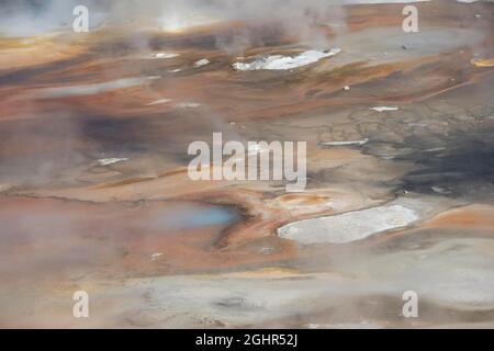 Abstrakte Details, heiße Quellen, farbenfrohe Mineralvorkommen im Porcelain Basin, Noris Geyser Basin, Yellowstone National Park, Wyoming, USA Stockfoto