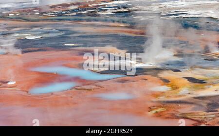 Abstrakte Details, heiße Quellen, farbenfrohe Mineralvorkommen im Porcelain Basin, Noris Geyser Basin, Yellowstone National Park, Wyoming, USA Stockfoto