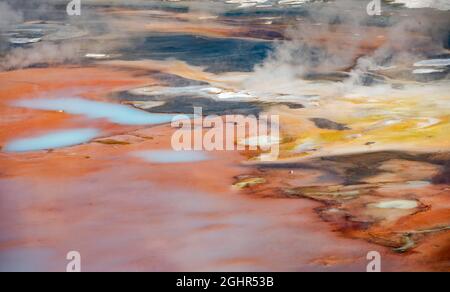 Abstrakte Details, heiße Quellen, farbenfrohe Mineralvorkommen im Porcelain Basin, Noris Geyser Basin, Yellowstone National Park, Wyoming, USA Stockfoto