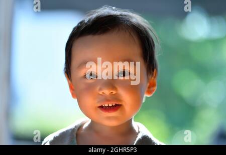 Kleinkind, 2 Jahre, multiethnisch, eurasisch, Porträt, Stuttgart, Baden-Württemberg, Deutschland Stockfoto