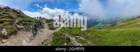 Mountainbike im Lichtung Nebel, Felsen bei Gotschna, Davosersee im Hintergrund, Graubünden, Schweiz Stockfoto