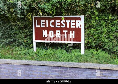 Leicester North Schild, Great Central Railway, eine historische Dampfeisenbahn, die zwischen Loughborough und Leicester, Leicestershire, England, Großbritannien, führt Stockfoto